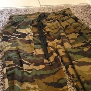 Camo Cropped Pants